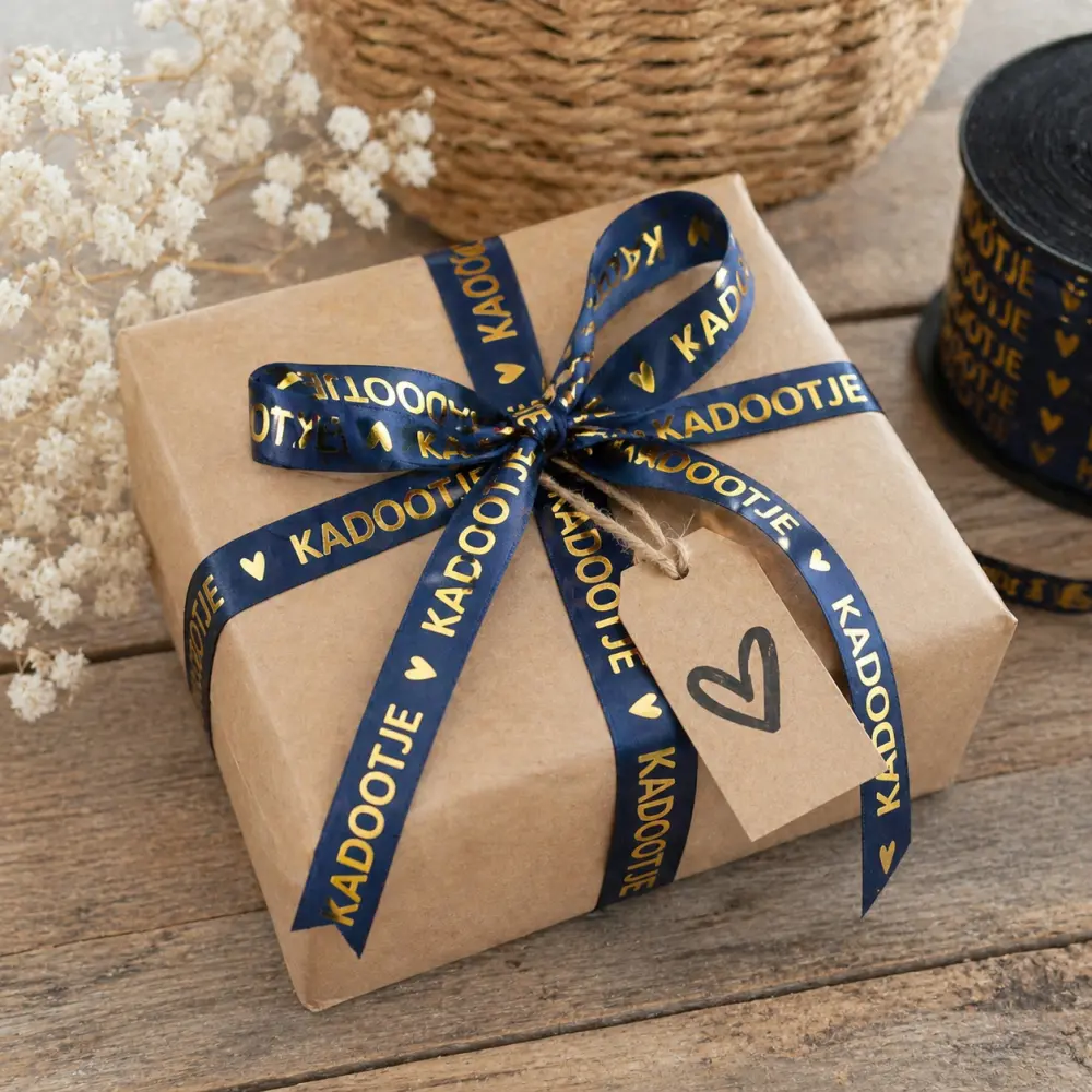 Donkerblauw lint met gouden “Kadootje” tekst en hartjes