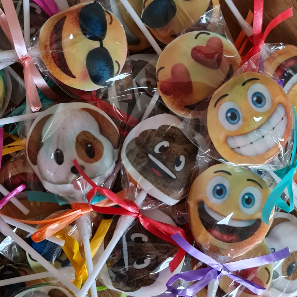 Kant en klare traktatie Ontdek de Vrolijke Wereld van Emoji Lolly's!