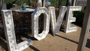 LOVE houten lichtletters TE HUUR