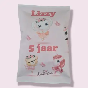 Chips zakje gepersonaliseerd met naam en leeftijd.