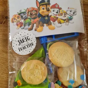 Paw patrol traktatie met koekjes met de opdruk van Paw patrol, speeltje en ballon in een verrassingszakje.