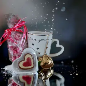 Theemok met chocolade en hartjessnoepjes