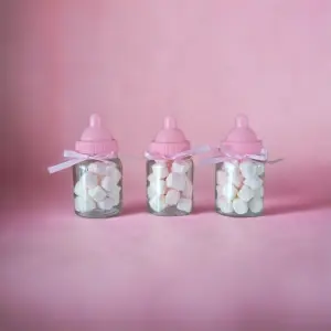 Geboorte traktatie flesje met mini marshmallows kleur ROZE