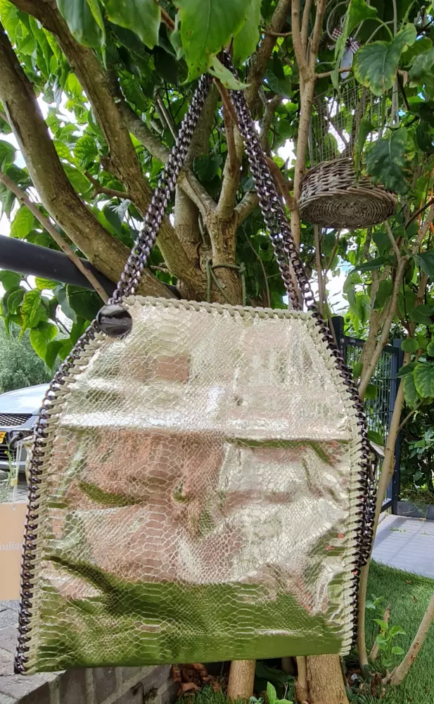Gouden Handtas met Slangenleer Structuur en Stoere Ketting: Een Vleugje Luxe