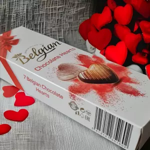 Valentijn chocolade hartjes in een cadeaudoosje.