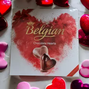 Valentijn chocolade hartjes in een cadeaudoosje. 200gram