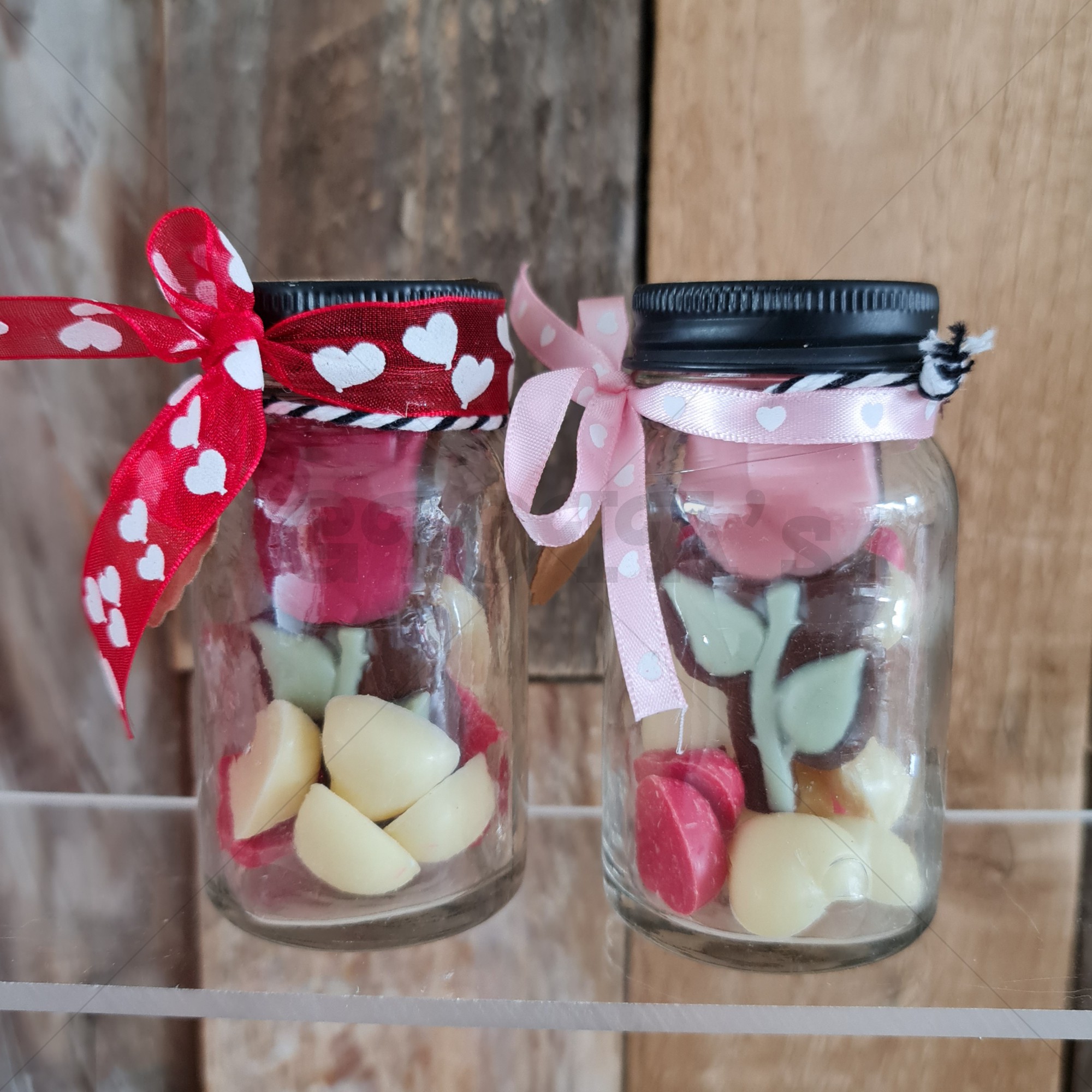 Glazen potje gevuld met chocolade speciaal voor moeder.